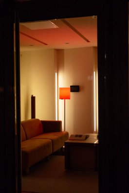 night photography nachtfotografie urban landscape shop window with sofa and red light