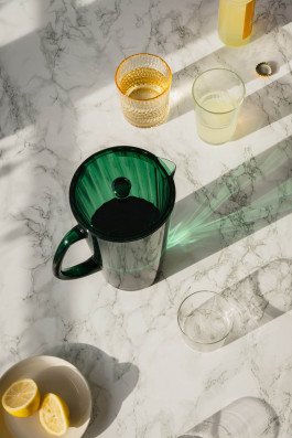 product photography lifestyle tableware green jug on table with glasses homeware produktfotografie haushalt geschirr gruener krug mit glaeser 