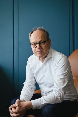Kai Gniffke für Journalist Magazin im Büro in Stuttgart mit blauen Hintergrund. 