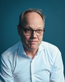 Porträt von Kai Gniffke für die Coverstory von Journalist Magazin, Headshot mit blauen Hintergrund. 