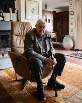 Politiker Bernhard Vogel sitzt in einem Sessel in seinem Haus in Speyer. 