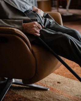 Reportage Fotografie Beispiel, Detail der Hand eines alten Mannes, der einen Stock hält 