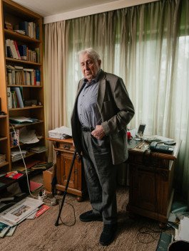 Ganzkörperporträt des Politikers Bernhard Vogel in seinem Büro in Rheinland-Pfalz. 