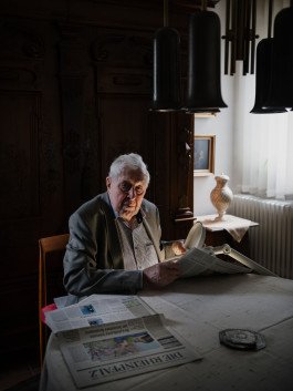 Der Politiker Bernhard Vogel liest die Zeitung in seinem Haus in Speyer. 