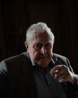 Porträt eines alten Mannes, mit Seitenlicht und dunklem Hintergrund, melancholische Atmosphäre 