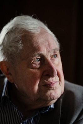 Editorial Porträt von Bernhard Vogel für ZEIT Christ und Welt, mit nachdenklichem Gesichtsausdruck nach oben blickend 