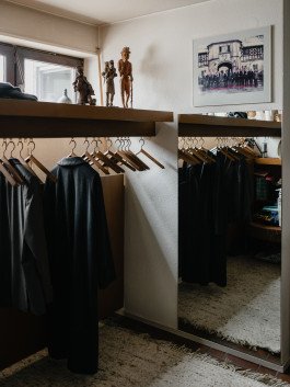 Garderobe, Spiegel und Foto im Haus von Bernhard Vogel in Rheinland Pfalz 