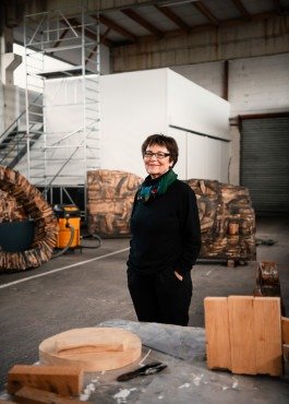 Redaktionelles Portrait der Bildhauerin Ingrid Hartlieb in ihrem Atelier in Stuttgart mit Holzskulpturen. 