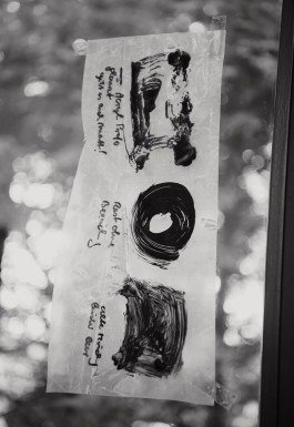 Skizze hängt am Fenster im Kunstatelier. 