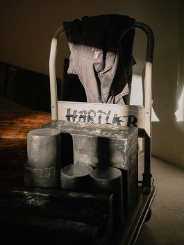 Reportage eines Künstlers bei der Arbeit, Wagen mit Künstlermaterialien. 