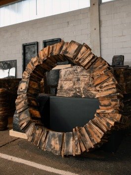 Reportage Fotografie Beispiel, grosse runde Holzskulptur. 