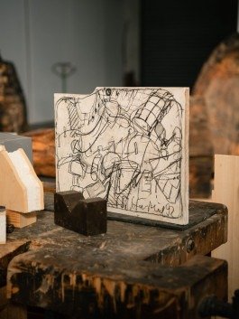 Kleine Holzskulptur auf einem Tisch. 