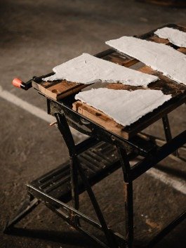 Reportage Foto eines Kunstateliers, Vorbereitung einer Skulptur auf einem Tisch. 