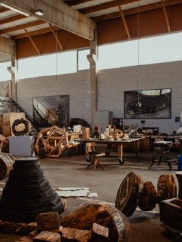 Reportage Foto eines Ateliers für Bildhauerei in Stuttgart mit Holzskulpturen. 