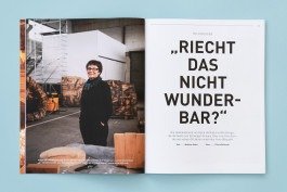 Art Karlsruhe Magazin, Ausgabe 2023. Editorial Portrait von Ingrid Hartlieb in ihrem Atelier in Stuttgart mit Holzskulpturen. 