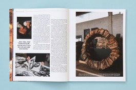 Art Karlsruhe Magazin, Ausgabe 2023. Text- und Reportagefotos einer Künstlerin bei der Arbeit, Bilder von Holzskulpturen. 