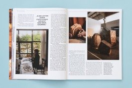 Art Karlsruhe Magazin, Ausgabe 2023. Text- und Reportagefotos einer Bildhauerin bei der Arbeit, Bilder von Holzskulpturen. 