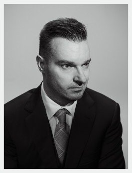 Schwarz-Weiß Künstlerportrait eines Musikers in einem klassischen Anzug. 